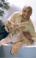 Гарибян с тигром1.GIF