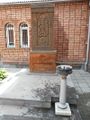 Хачкар и фонтан во дворе церкви Церкви Сурб Григор Лусаворич.JPG