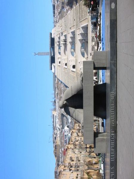 Файл:Памятник Таманяну и монумент «Каскад» в Ереване..jpg