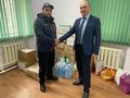 Председатель общины Эдгар Оганесян передет гуманитарную помощь.jpg