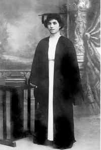 Выпускное фото Леолы Сассуни, июнь 1915 г.JPG