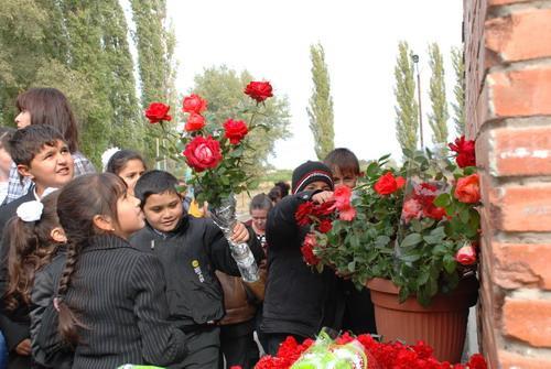 Файл:Открытие мемориальной доски Срапионяну А.Г. (05.10.2010) 5.jpg