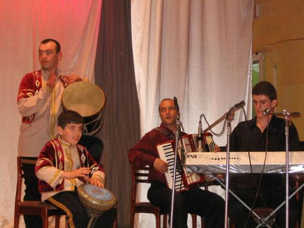 Файл:Танцевальный ансамбль «Звартноц» (Волгоград) 02.04.2014 - 2.jpg