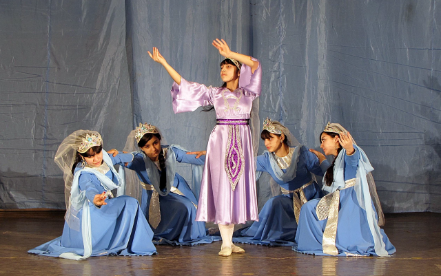 Файл:Танцевальный ансамбль «Звартноц» (Волгоград) 03.png