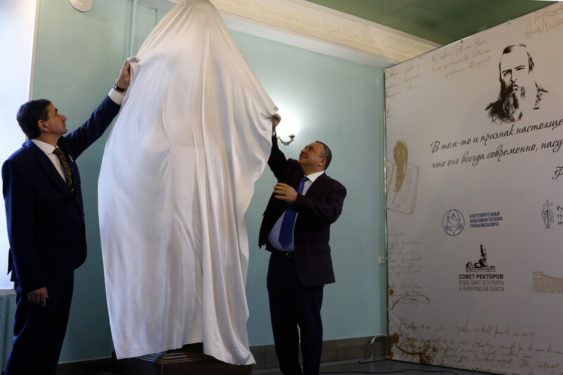 Файл:Бюст Федора Достоевского в дар Русской христианской гуманитарной академии10.jpg