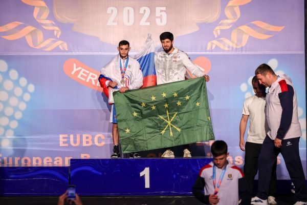 Файл:Мушегом Баяндурян со своим тренером Восканяном Карленом Хачиковичем.jpg