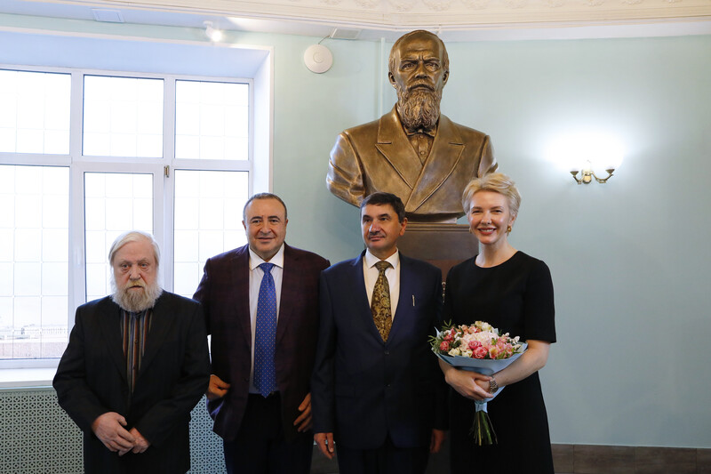 Файл:Бюст Федора Достоевского в дар Русской христианской гуманитарной академии13.jpg