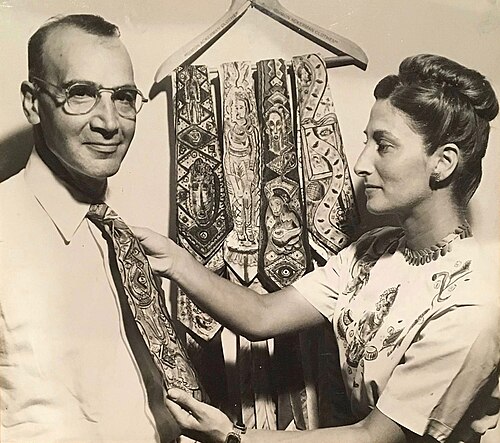 Файл:Stephen Ayne Sacklarian with painted ties.jpg