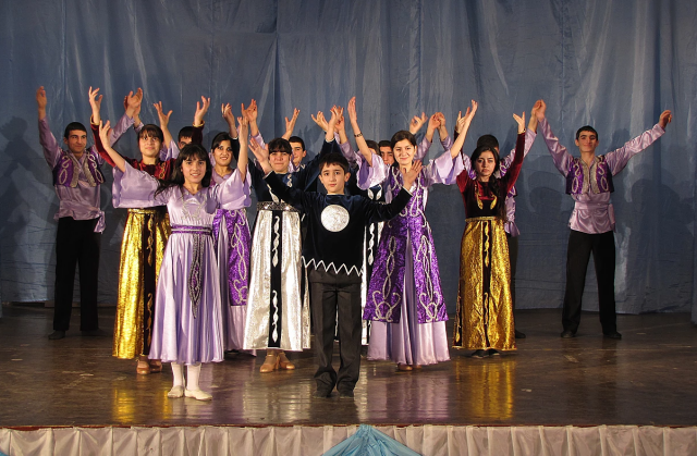 Файл:Танцевальный ансамбль «Звартноц» (Волгоград) 02.png