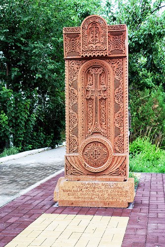 Файл:Церковь Сурб Рипсиме (Астрахань) хачкар на территории церкви 3А.jpg