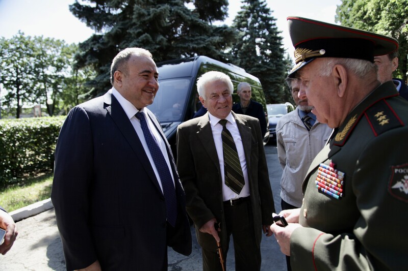 Файл:Почетная доска Герою России Максиму Шоломову2.jpg