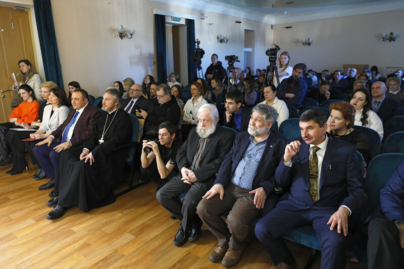 Файл:Бюст Федора Достоевского в дар Русской христианской гуманитарной академии5.jpg