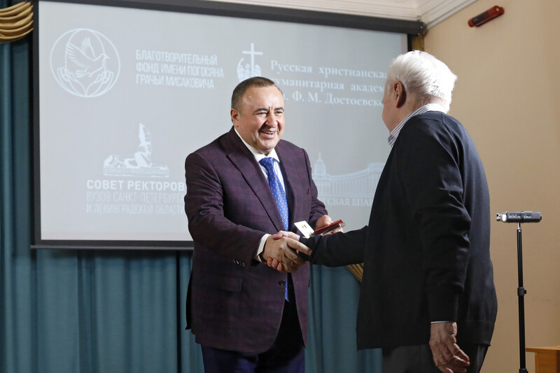 Файл:Бюст Федора Достоевского в дар Русской христианской гуманитарной академии7.jpg