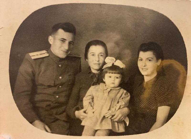 Файл:Саркисов Лев Александрович с семьей.jpg