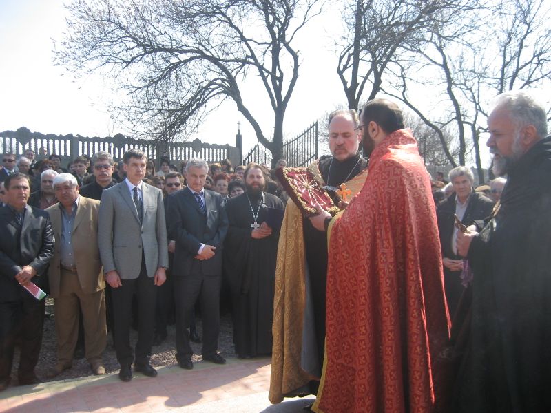 Файл:Освящение хачкара. Шахты. 24.04.2009 -1.JPG