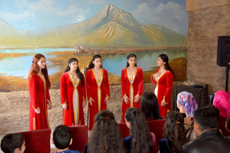 Файл:Вокальный ансамбль «Крунк» (Саратов) 30.10.2019.jpg