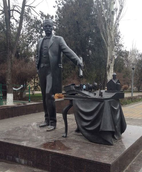 Файл:Памятнмик Байкову в Ростове.JPG