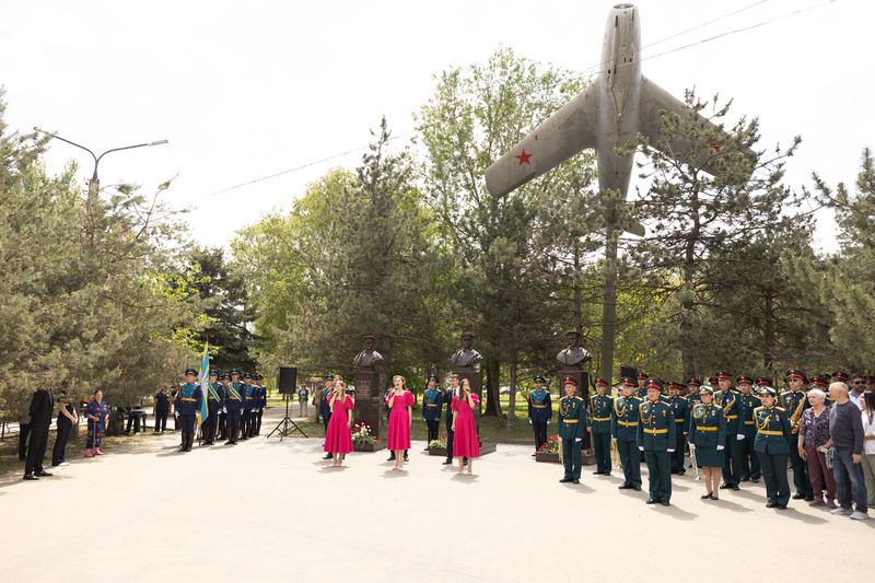 Файл:Фоторепортаж об открытии бюстов 2.jpg