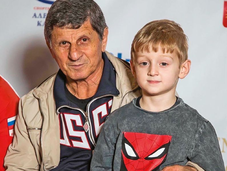 Файл:Варваштьян Киркор Мкртычевич с внуком.jpg