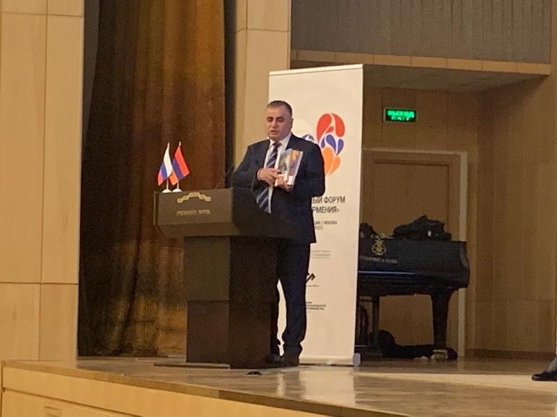 Файл:Российский общественнвый деятель и издатель Юрий Навоян представляет книгу Ашота Бегларяна Апельсин потеряннного солнца.jpg