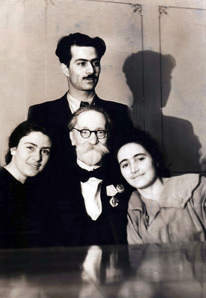 Файл:Константин Сараджев с учениками.jpg