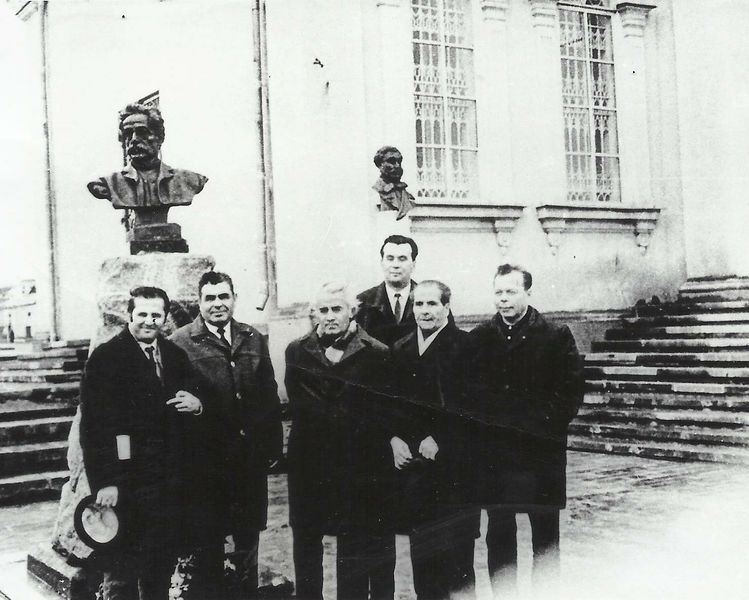 Файл:В.Г. Чинчян с ответственными руководителями по восстоновлению мемориального комплекса Сурб-Хач.jpg