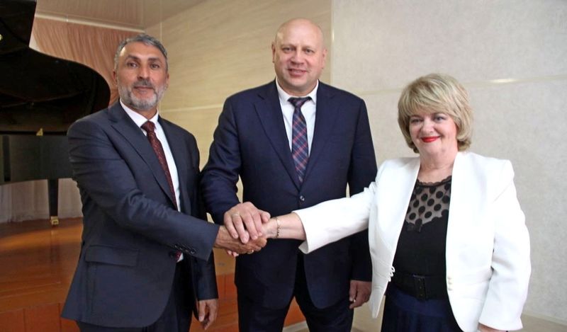 Файл:Детская школа искусств № 10 имени Арно Бабаджаняна (Омск) 2022 эподписание соглашения о взаимодействии 2.jpg