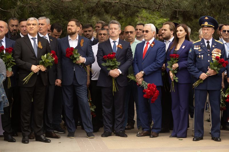 Файл:Фоторепортаж об открытии бюстов.jpg