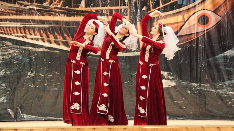 Файл:Танцевальный ансамбль «Арарат» (Симферополь) 1.jpg