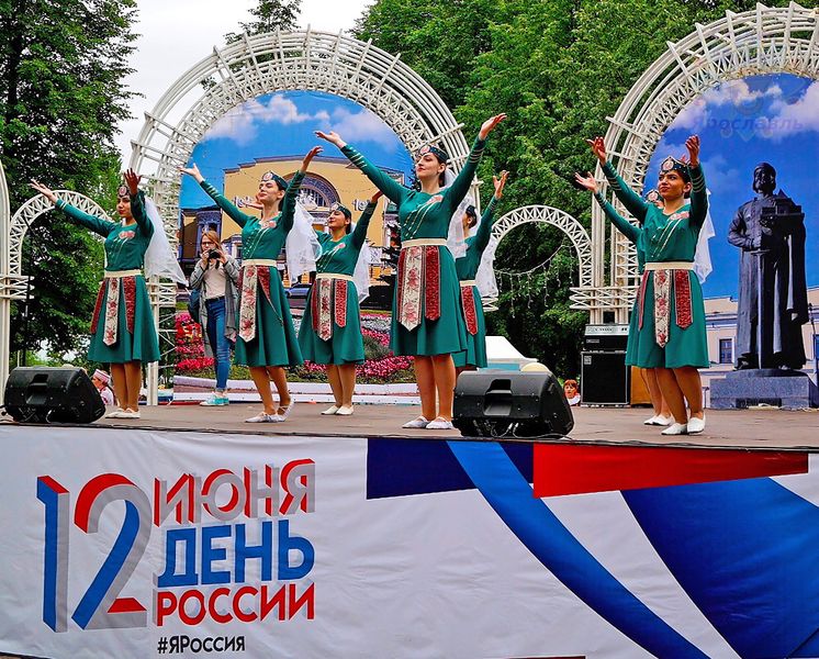 Файл:Танцевальный ансамбль Нур (Ярославль).jpg