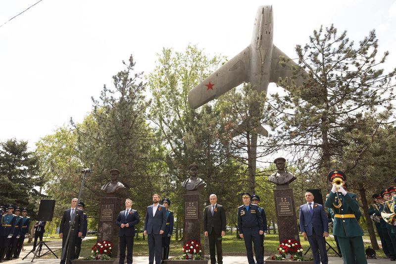 Файл:Бронзовый бюст в Сквере Авиаторов.jpeg