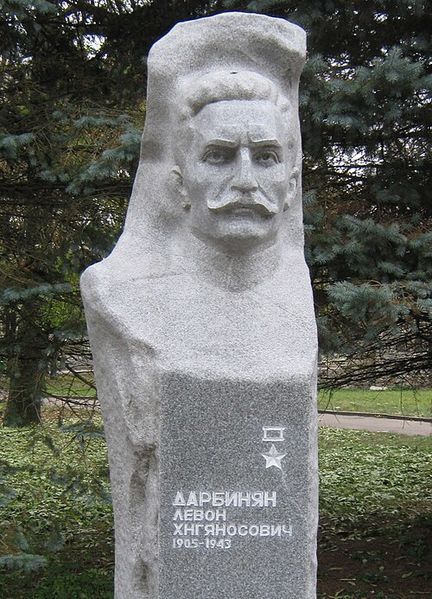 Файл:Бюст Левона Дарбиняна.jpg