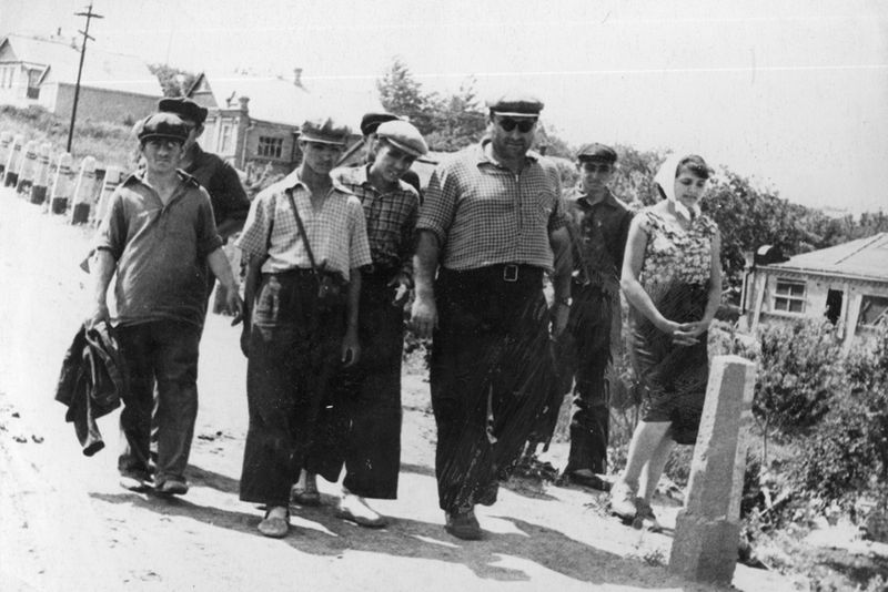 Файл:Во время тур похода М.Г. Бардахчиян с группой участников с экскурс тур кружка конец 50-х годов.jpg