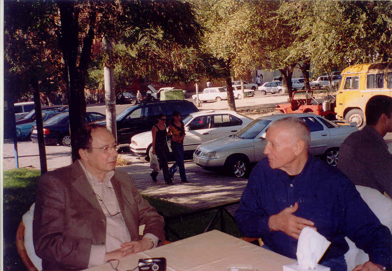 Файл:Al. Topchyan s izvestnym belgiyskim pisatelem arm. proisxojdenya Jan-Batist Baronyanom, 2005g. Yerevan.jpg